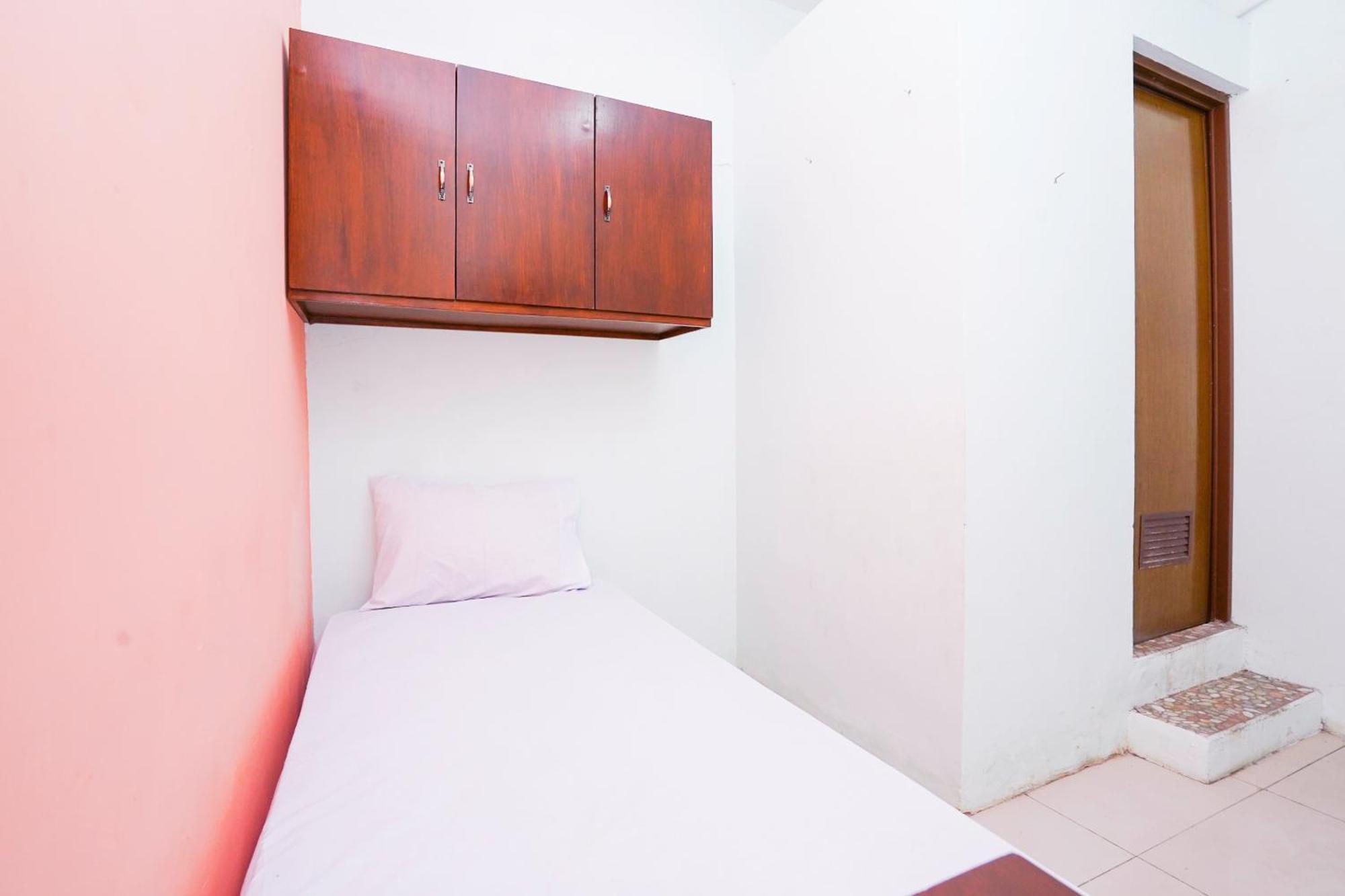 Oyo Life 2309 Kost Si Mbok Vivi Hotell Surabaya Exteriör bild