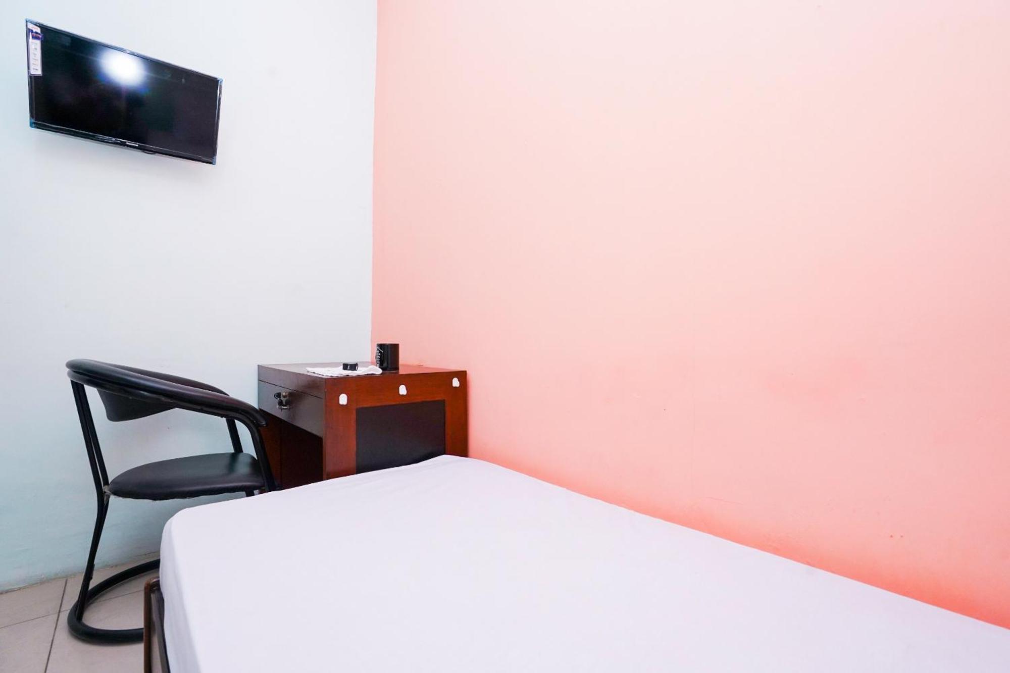 Oyo Life 2309 Kost Si Mbok Vivi Hotell Surabaya Exteriör bild