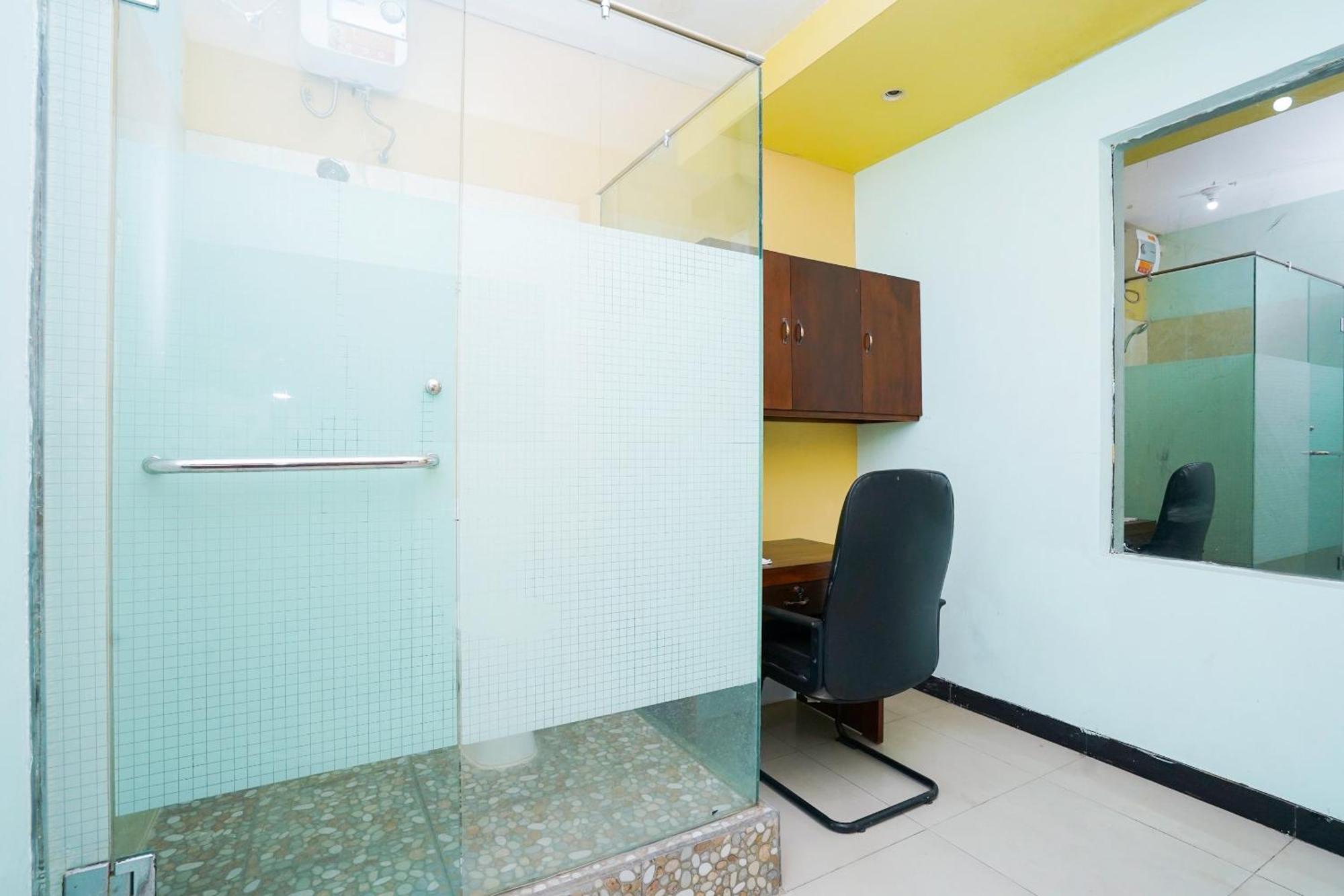 Oyo Life 2309 Kost Si Mbok Vivi Hotell Surabaya Exteriör bild