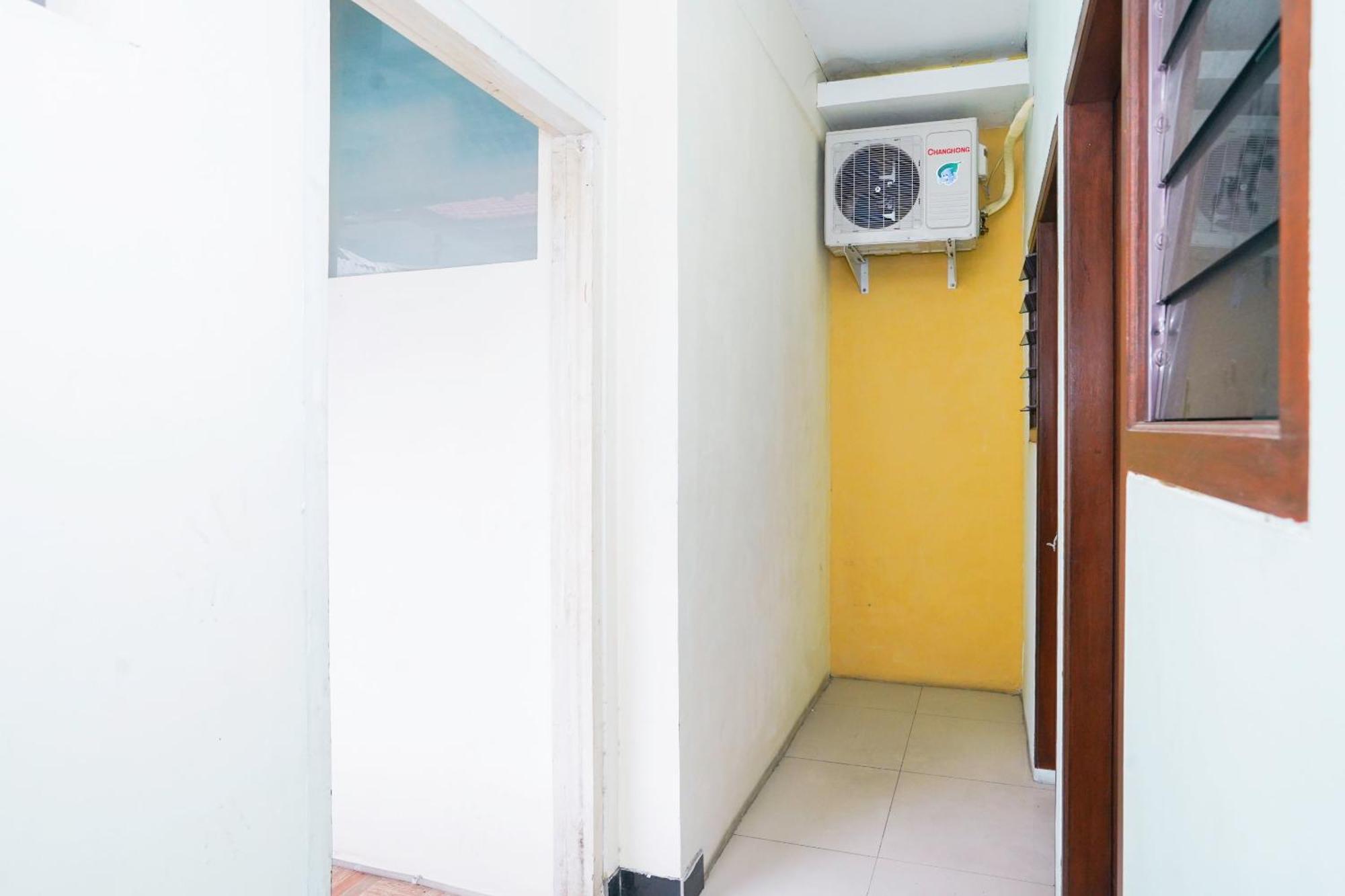 Oyo Life 2309 Kost Si Mbok Vivi Hotell Surabaya Exteriör bild