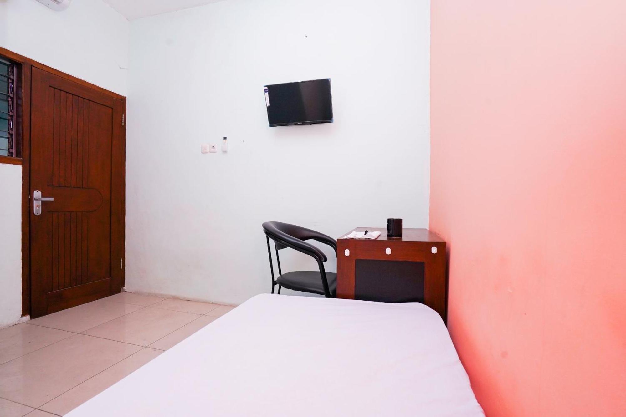 Oyo Life 2309 Kost Si Mbok Vivi Hotell Surabaya Exteriör bild