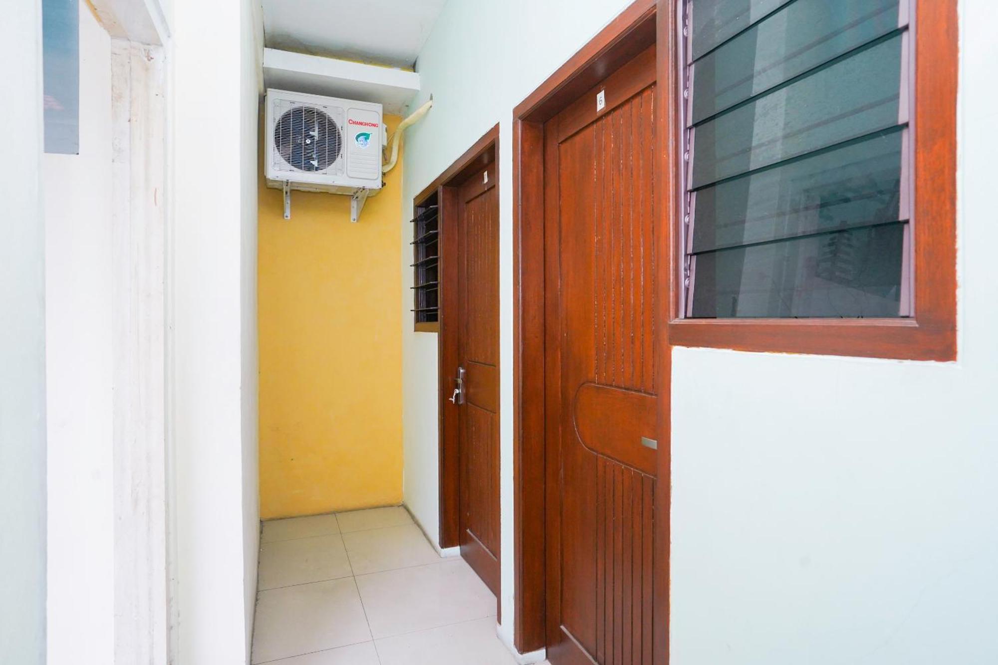 Oyo Life 2309 Kost Si Mbok Vivi Hotell Surabaya Exteriör bild