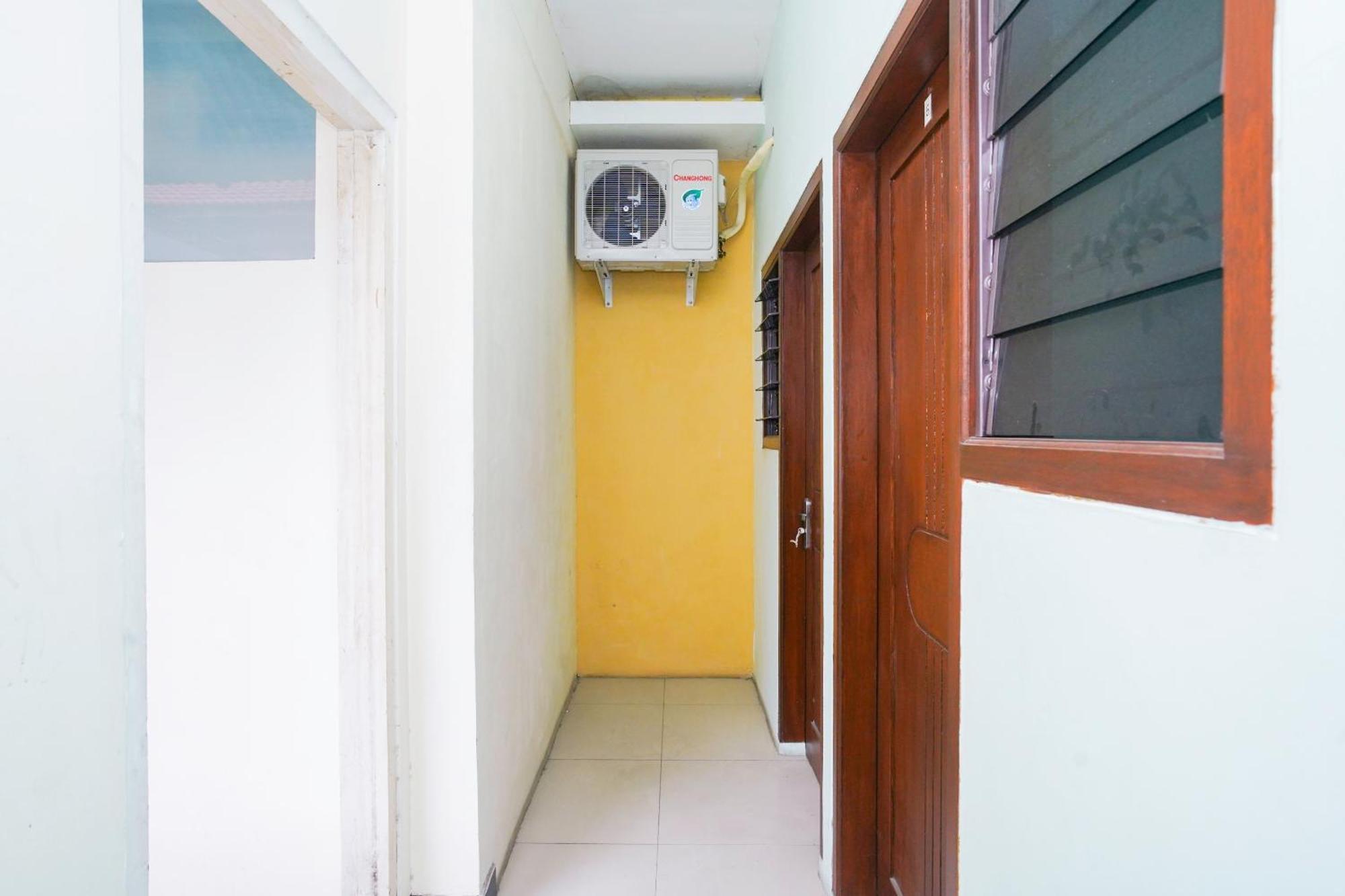 Oyo Life 2309 Kost Si Mbok Vivi Hotell Surabaya Exteriör bild