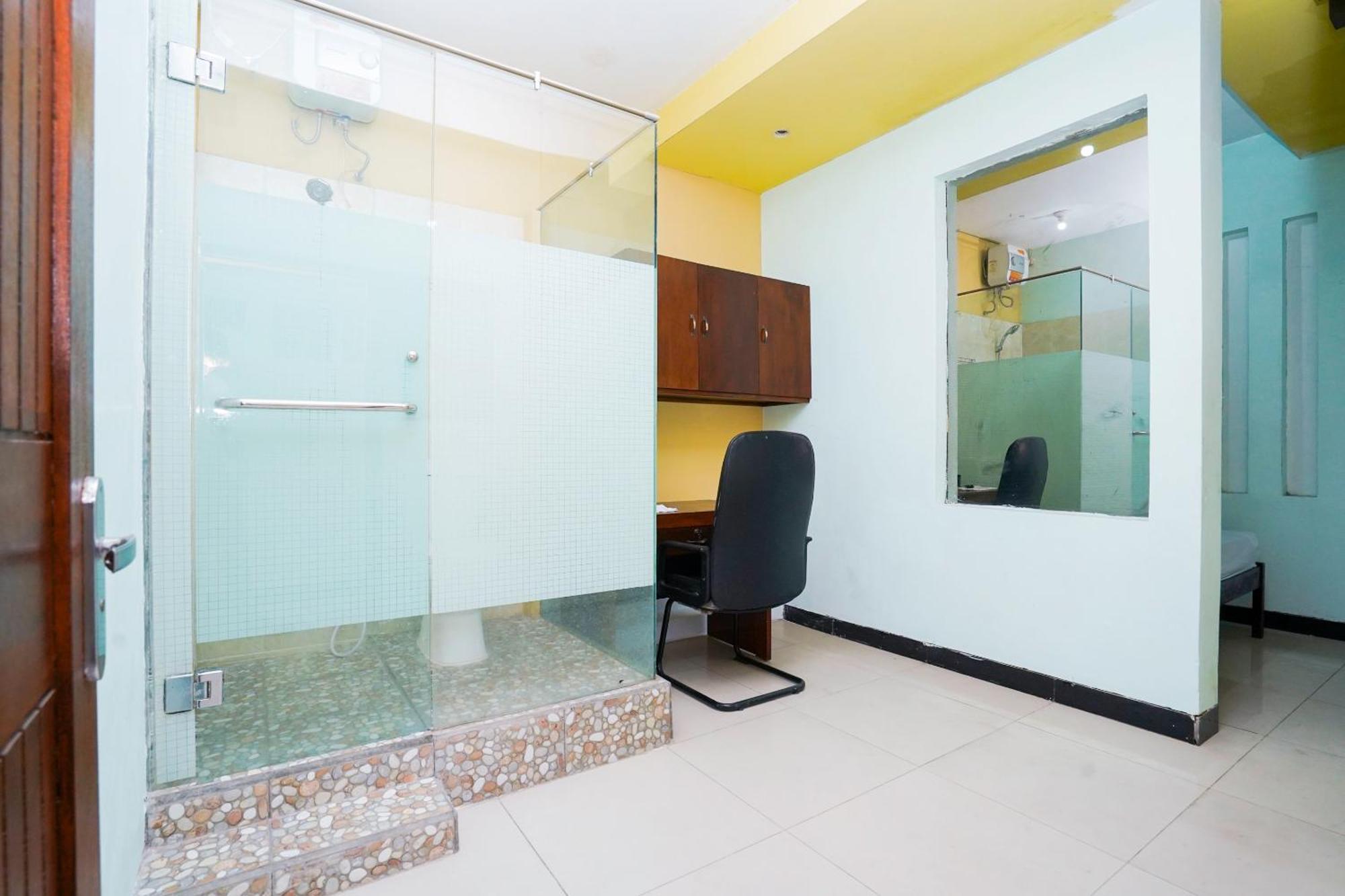 Oyo Life 2309 Kost Si Mbok Vivi Hotell Surabaya Exteriör bild