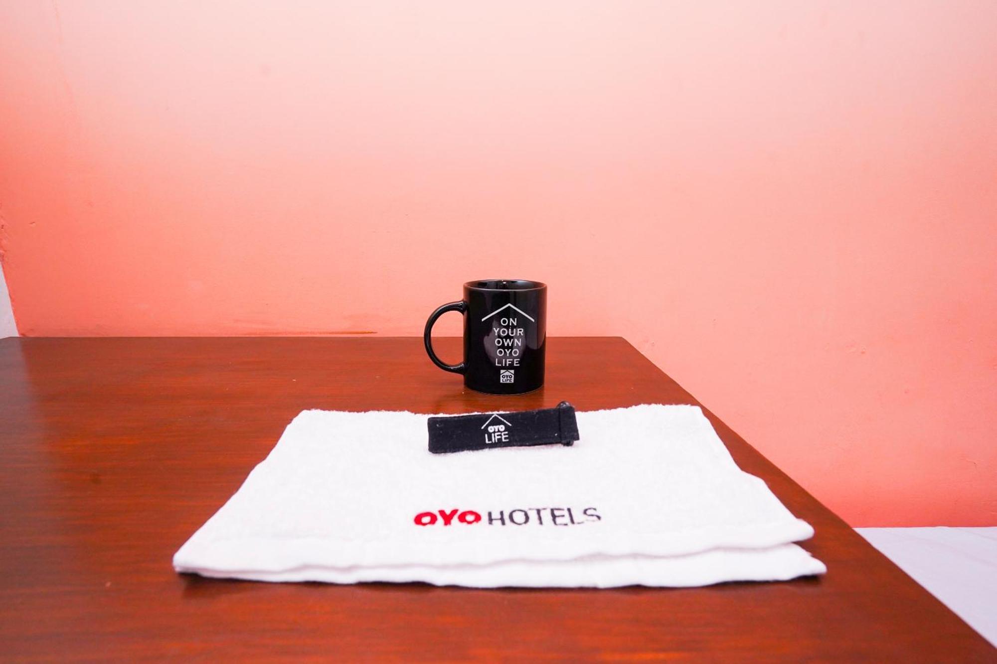 Oyo Life 2309 Kost Si Mbok Vivi Hotell Surabaya Exteriör bild