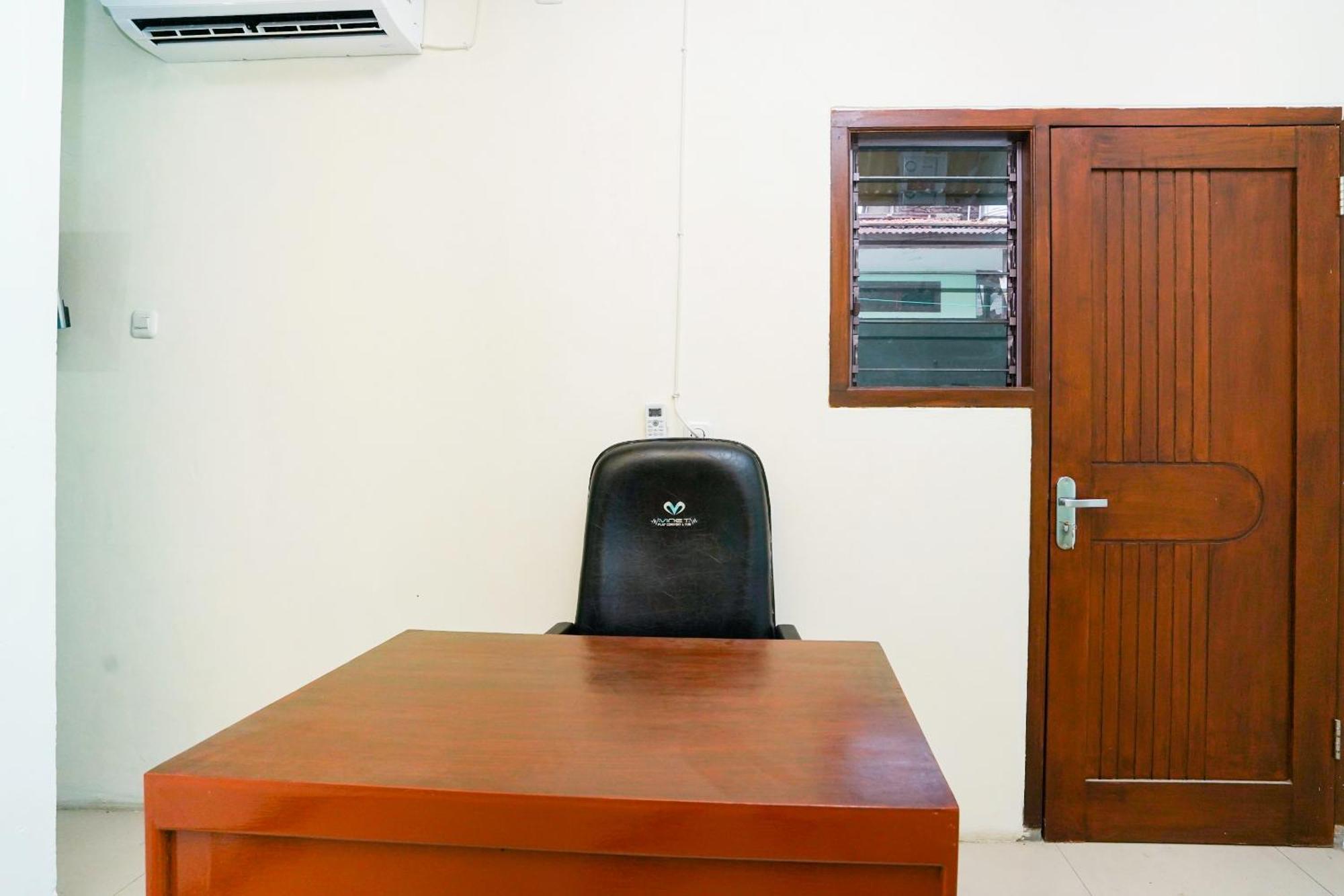 Oyo Life 2309 Kost Si Mbok Vivi Hotell Surabaya Exteriör bild