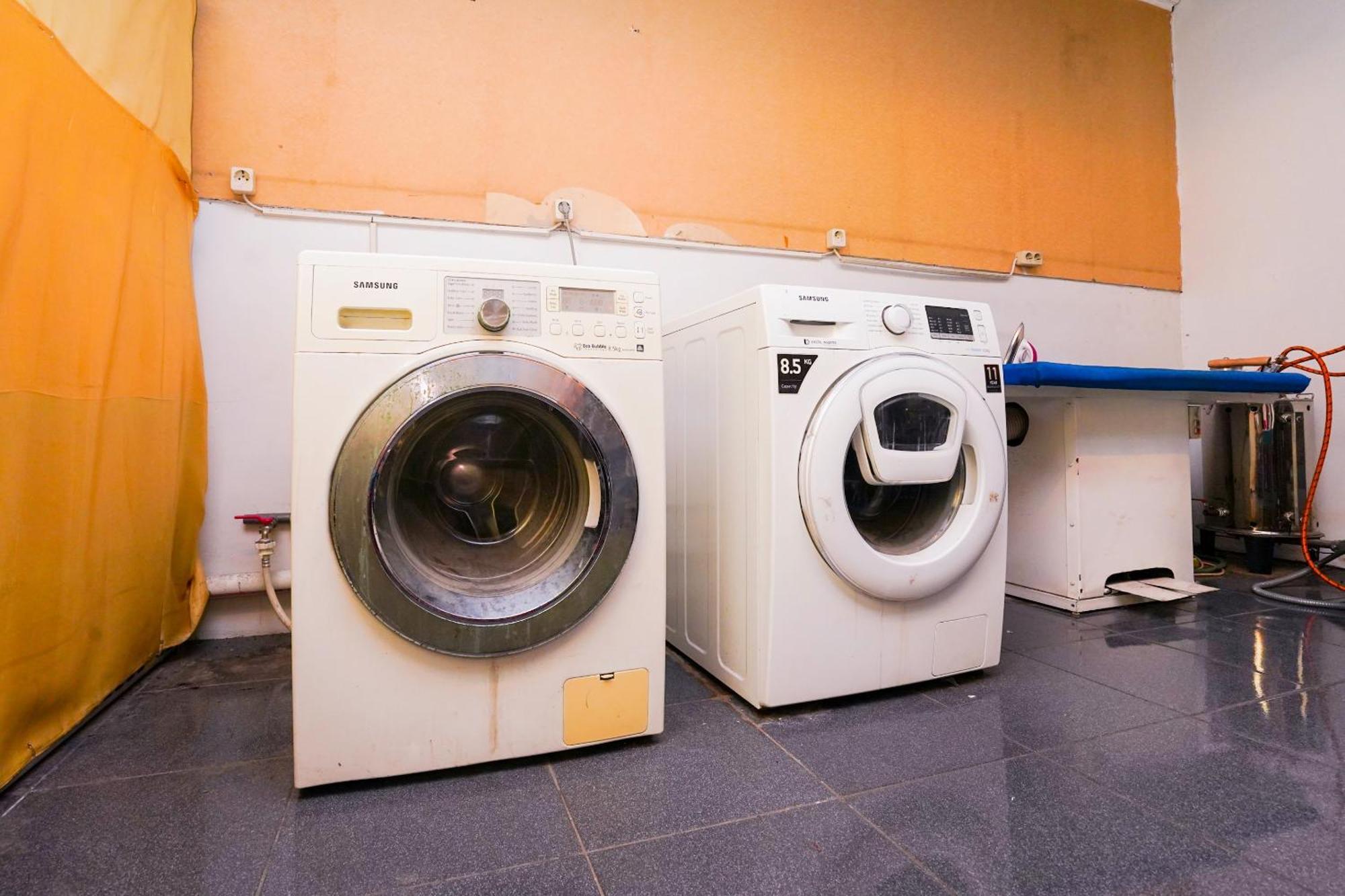 Oyo Life 2309 Kost Si Mbok Vivi Hotell Surabaya Exteriör bild