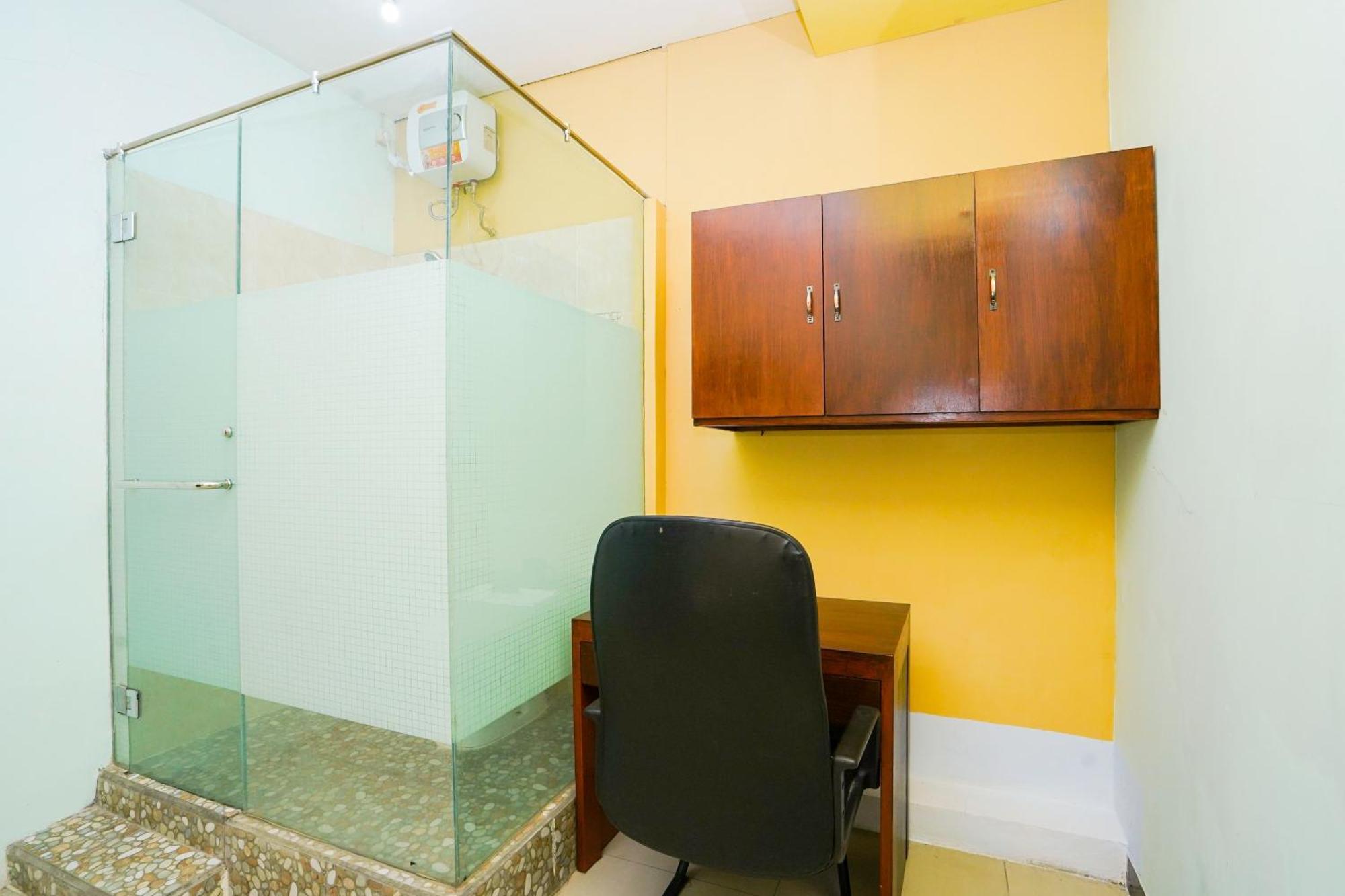 Oyo Life 2309 Kost Si Mbok Vivi Hotell Surabaya Exteriör bild
