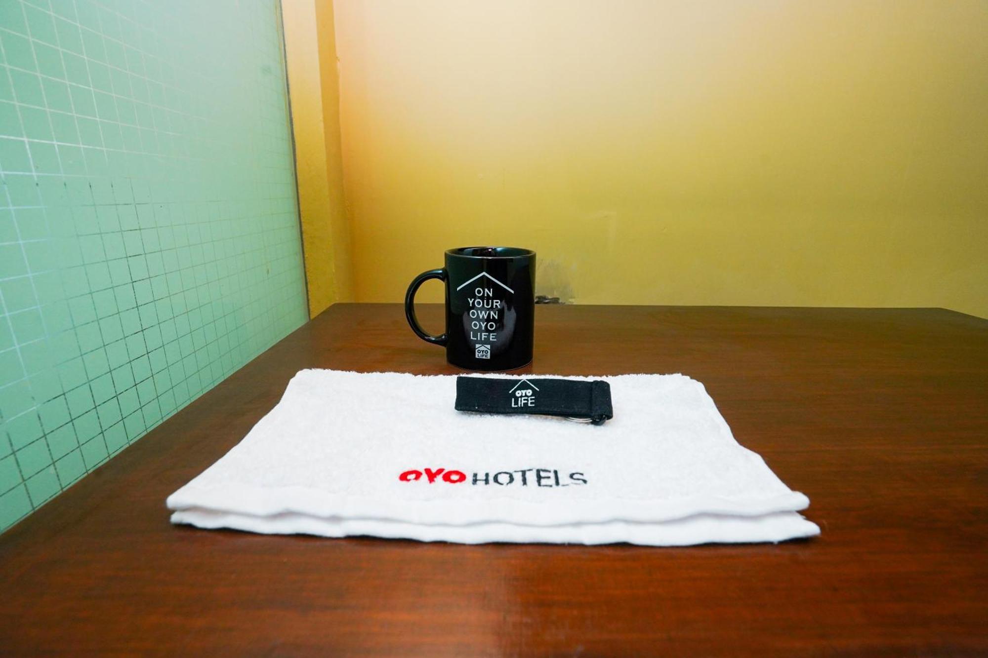 Oyo Life 2309 Kost Si Mbok Vivi Hotell Surabaya Exteriör bild