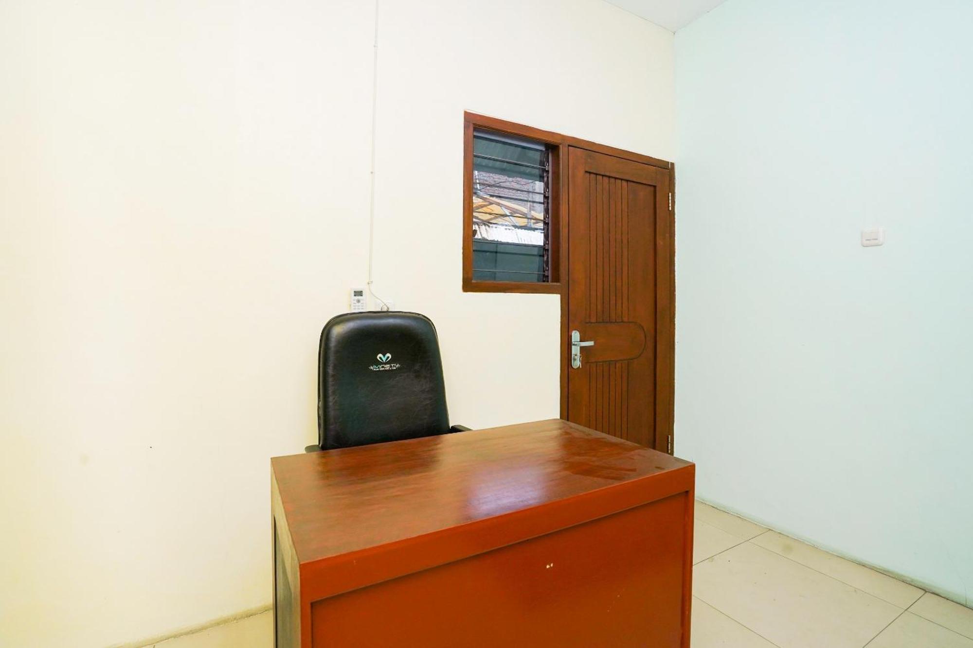 Oyo Life 2309 Kost Si Mbok Vivi Hotell Surabaya Exteriör bild