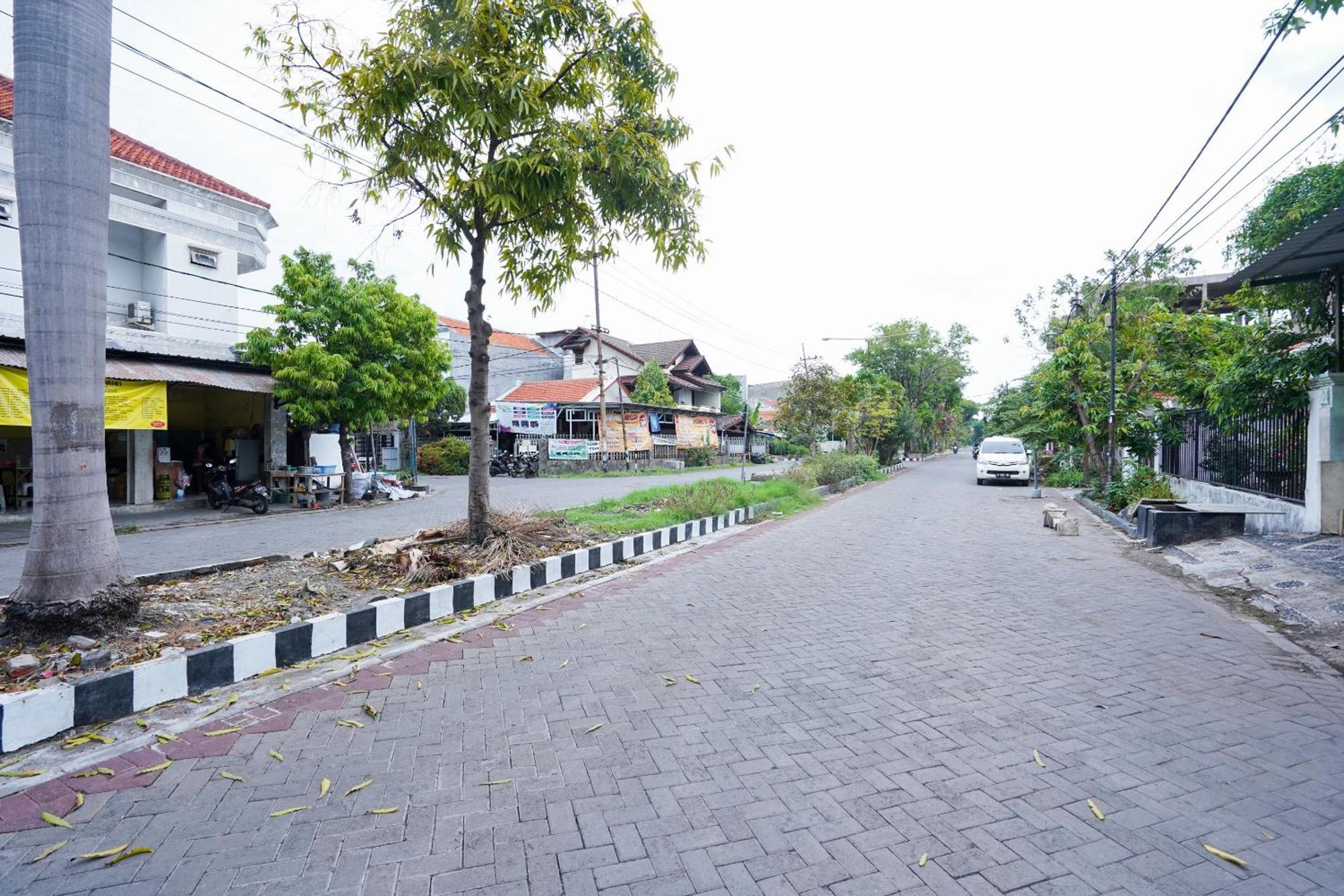 Oyo Life 2309 Kost Si Mbok Vivi Hotell Surabaya Exteriör bild