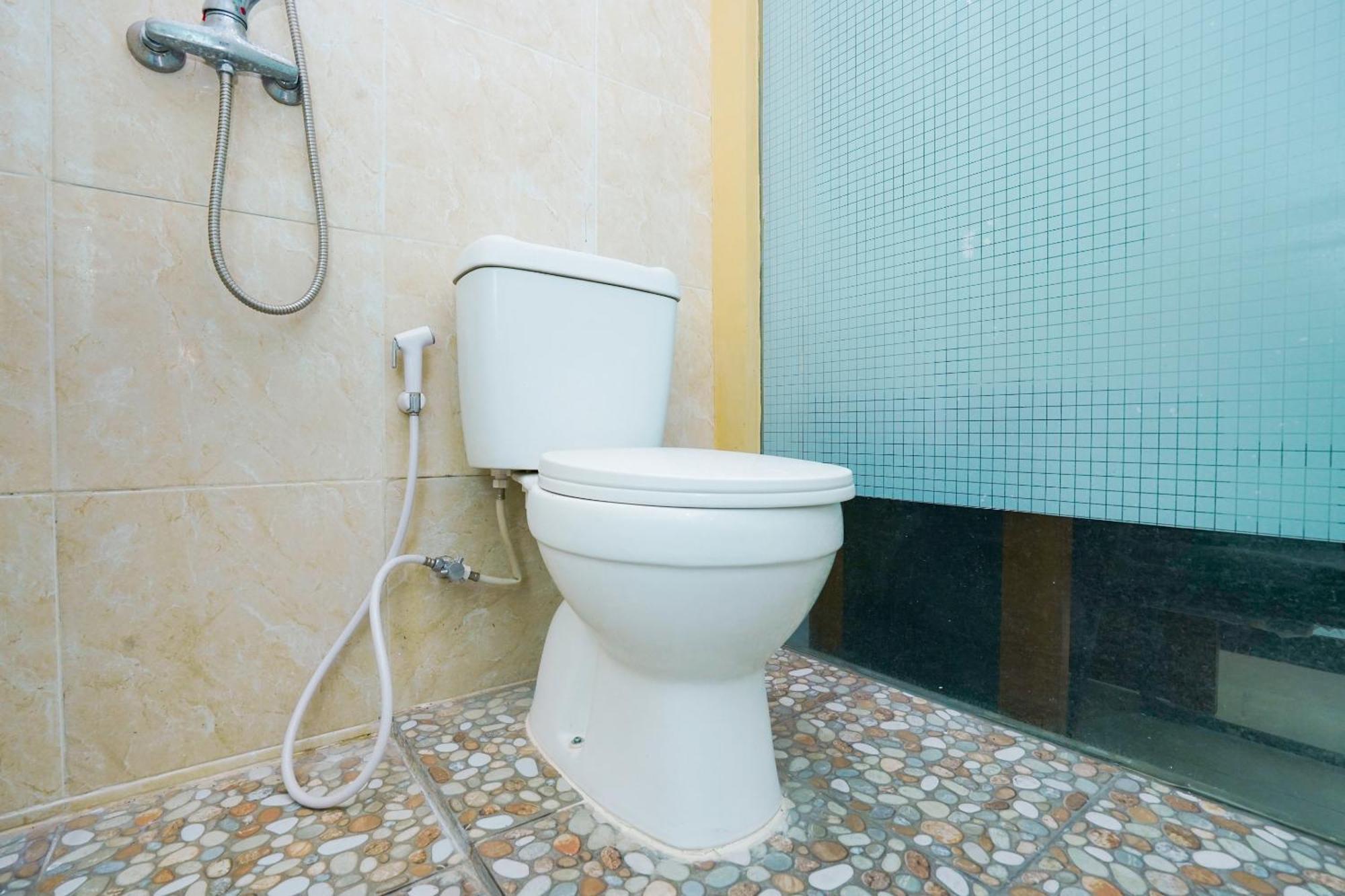 Oyo Life 2309 Kost Si Mbok Vivi Hotell Surabaya Exteriör bild