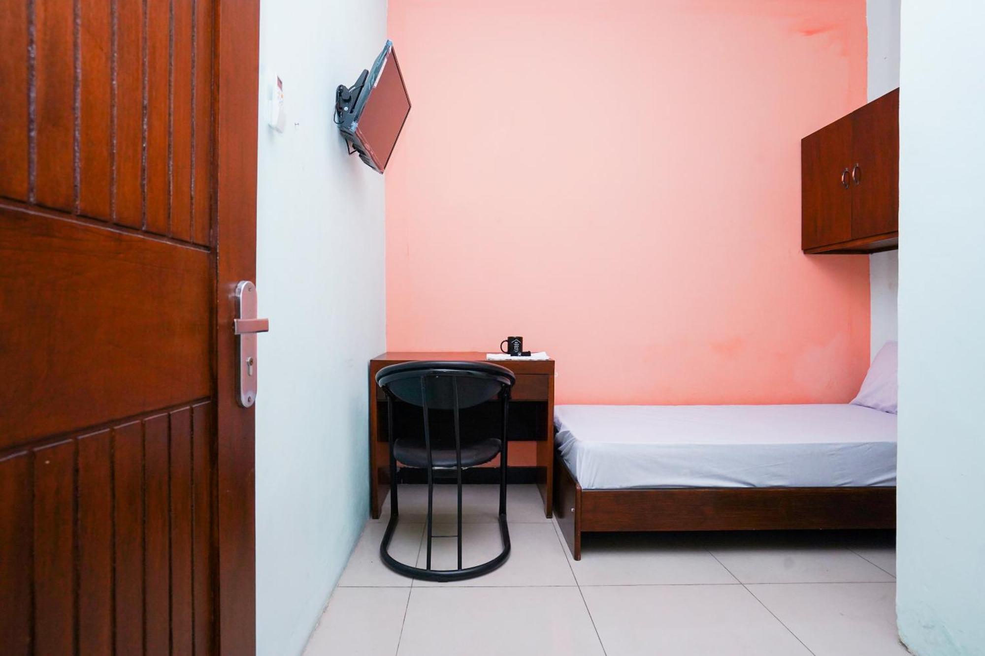 Oyo Life 2309 Kost Si Mbok Vivi Hotell Surabaya Exteriör bild